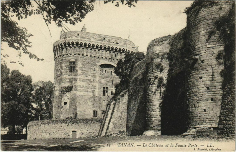 Carte postale ancienne Dinan Le Chateau et la Fausse Porte France à Dinan