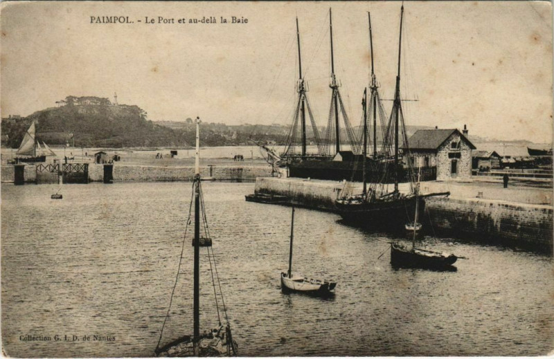 Carte postale ancienne Paimpol Le Port et au-dela la Baie France à Paimpol