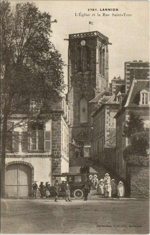 Carte postale ancienne Lannion L'Eglise et la Rue St.Yves France à Lannion