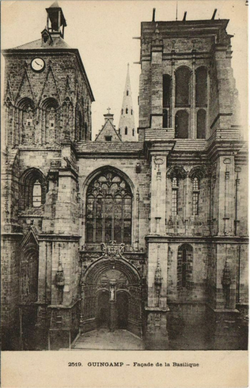 Carte postale ancienne Guingamp Facade de la Basilique France à Guingamp