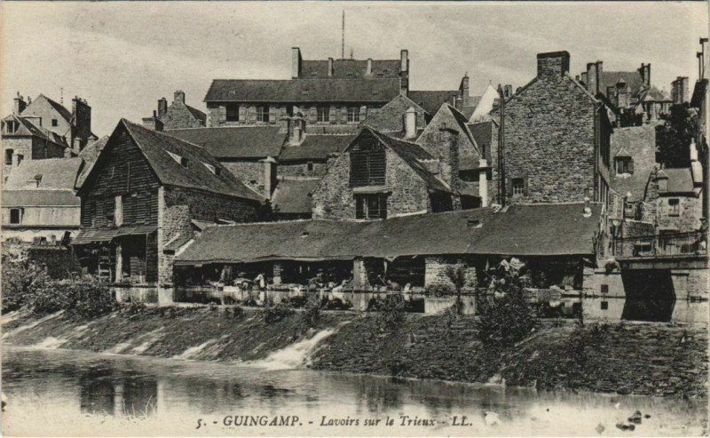 Carte postale ancienne Guingamp Lavoirs s le Trieux France à Guingamp