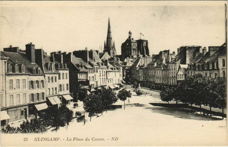 Carte postale ancienne Guingamp La Place du Centre France à Guingamp