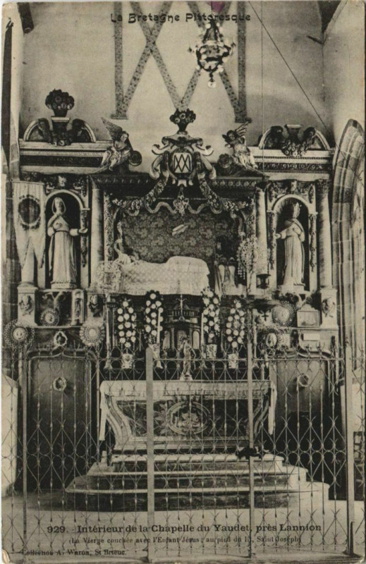 Carte postale ancienne Lannion Interieur de la Chapelle du Yaudet France à Lannion