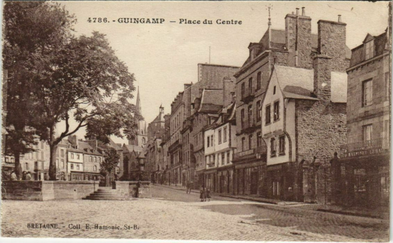 Carte postale ancienne Guingamp Place du Centre France à Guingamp