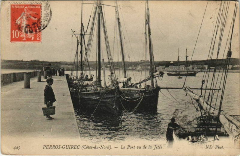 Carte postale ancienne Perros-Guirec Le Port vu de la Jetee France à Perros-Guirec