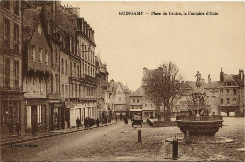 Carte postale ancienne Guingamp Place du Centre, la fontaine France à Guingamp