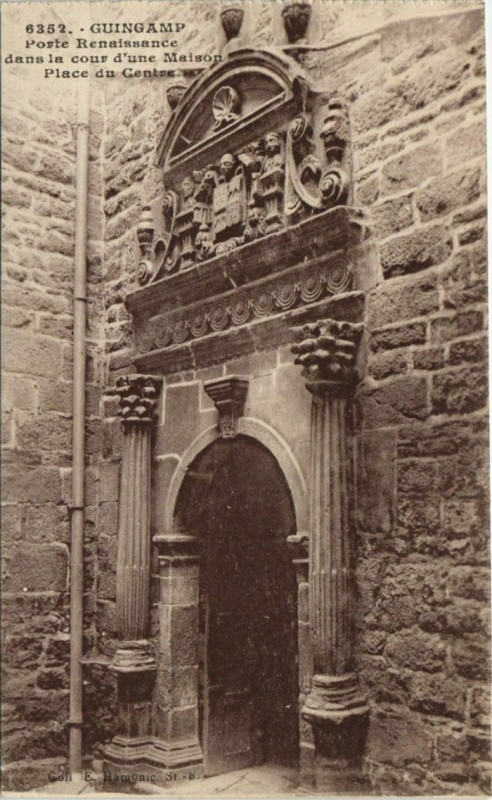 Carte postale ancienne Guingamp Porte Renaissance France à Guingamp