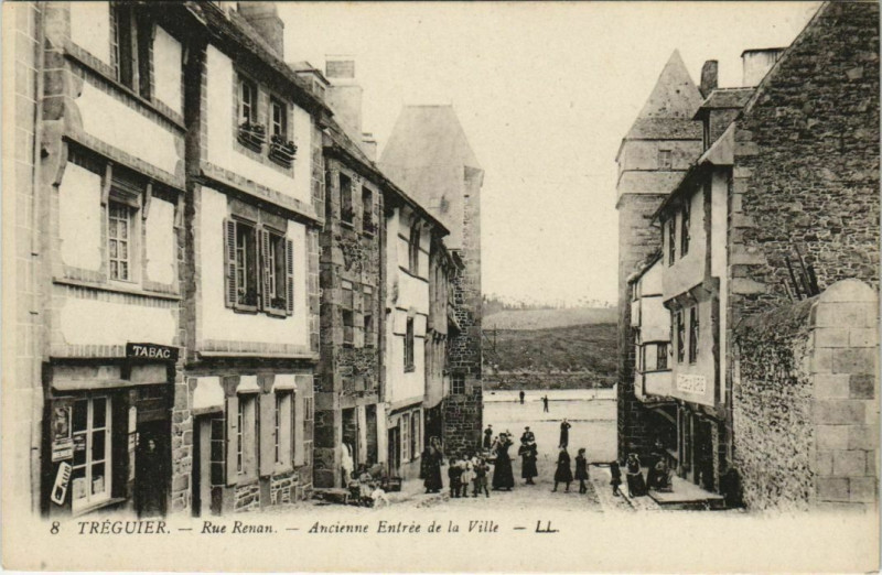Carte postale ancienne Treguier Rue Renan, Ancienne Entree de la Ville France