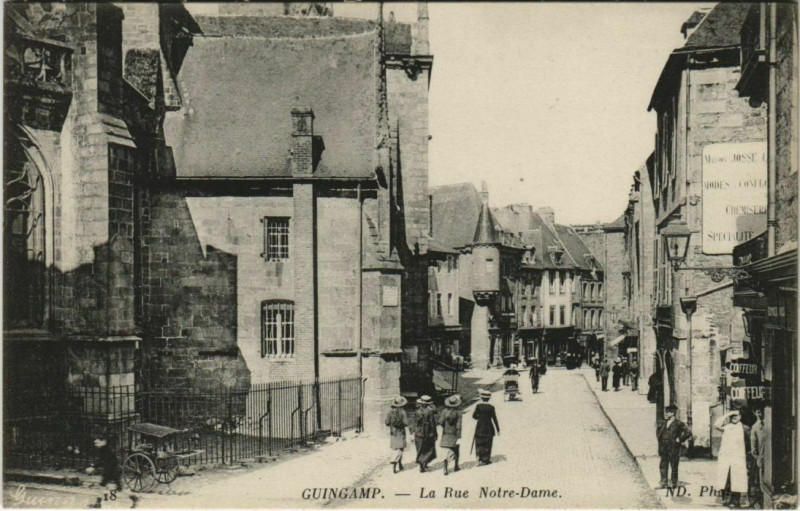 Carte postale ancienne Guingamp La Rue Notre-Dame France à Guingamp