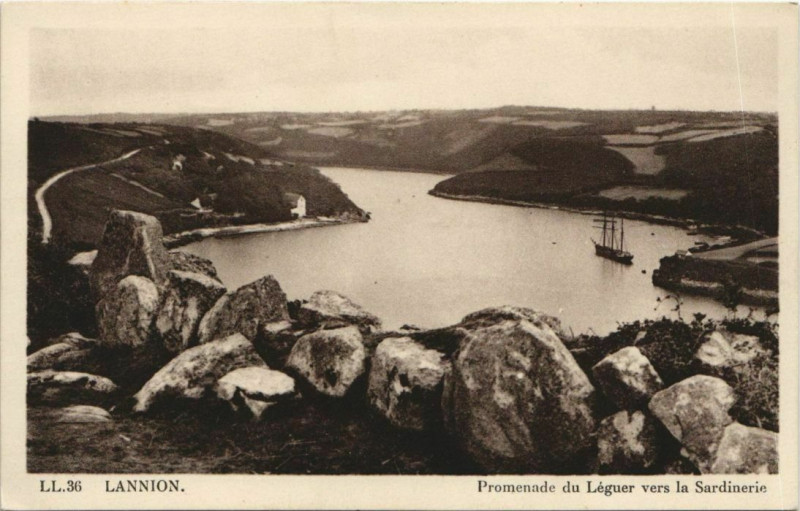 Carte postale ancienne Lannion Promenade du Leguer France à Lannion