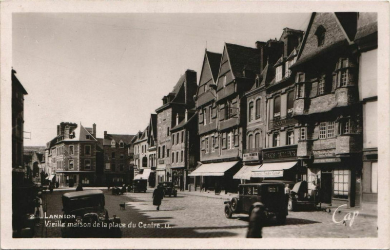 Carte postale ancienne Lannion Vieille maison de la place du Centre France à Lannion