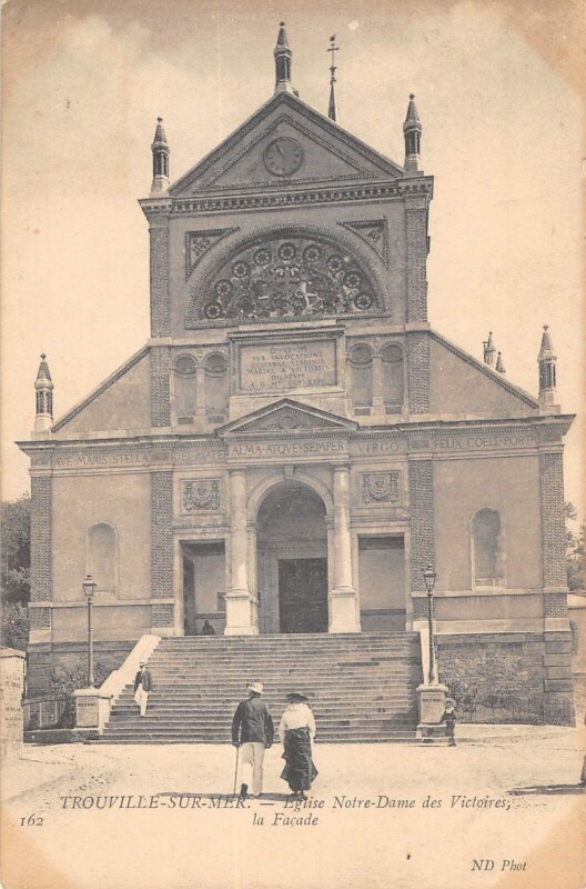 Carte postale ancienne Trouville Sur Mer Eglise Notre Dame Des Victoires La Facade à Trouville-sur-Mer