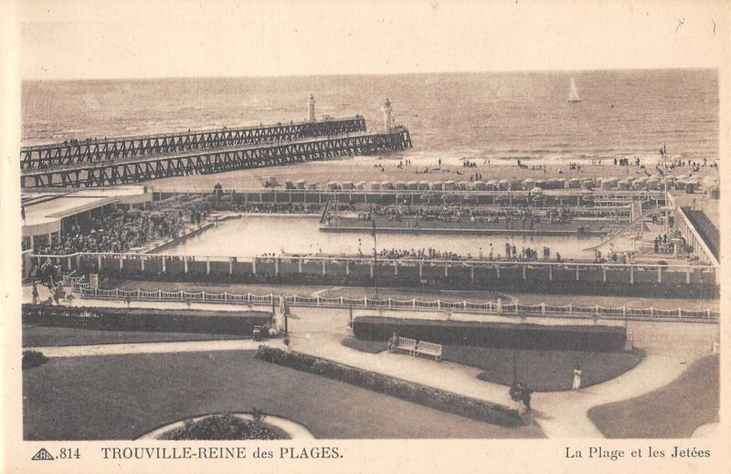 Carte postale ancienne Trouville La Plage Et Les Jetees