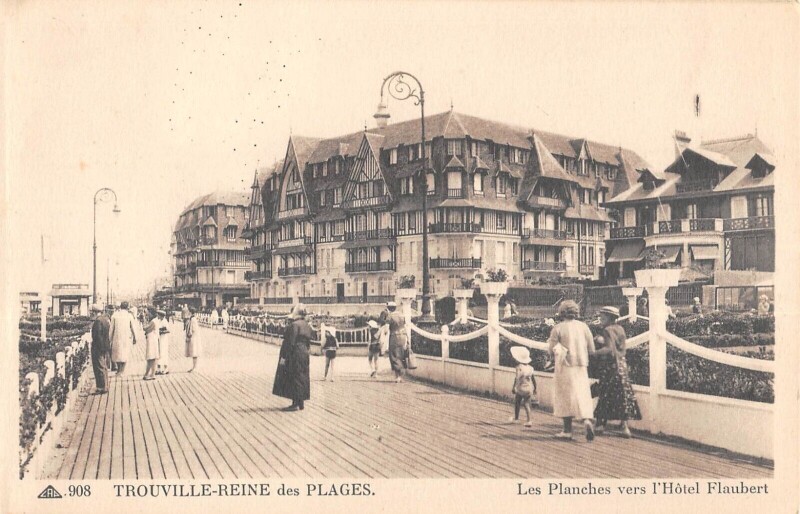 Carte postale ancienne Trouville Les Planches Vers L'Hotel Flaubert