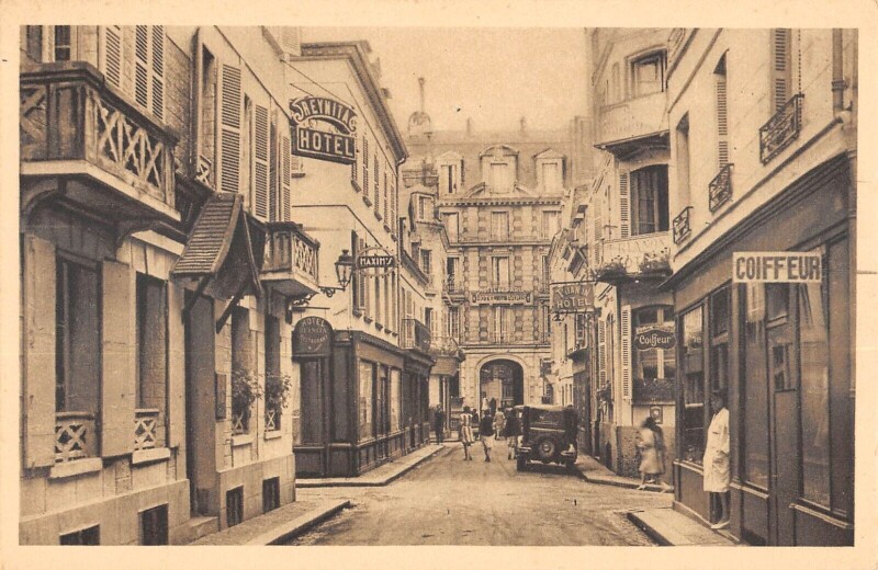 Carte postale ancienne Trouville Rue Carnot