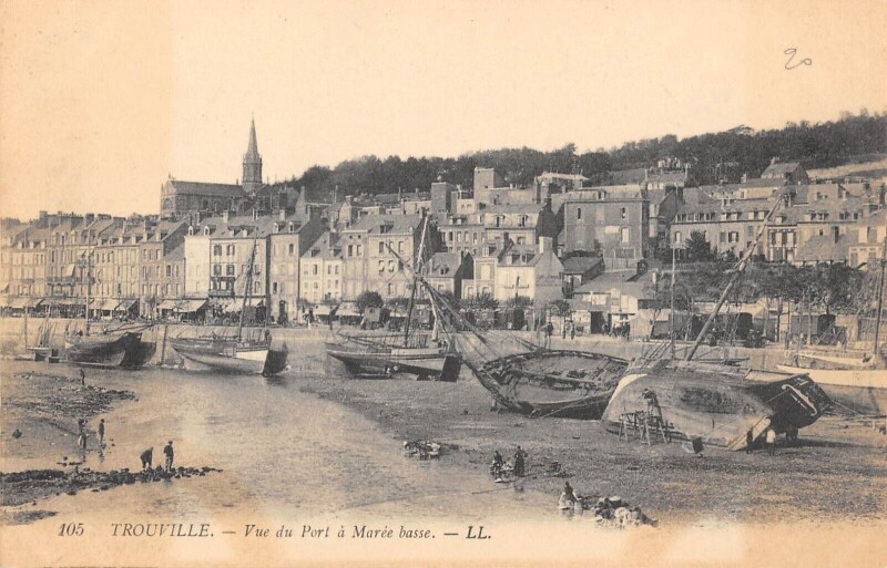 Carte postale ancienne Trouville Vue Du Port A Maree Basse