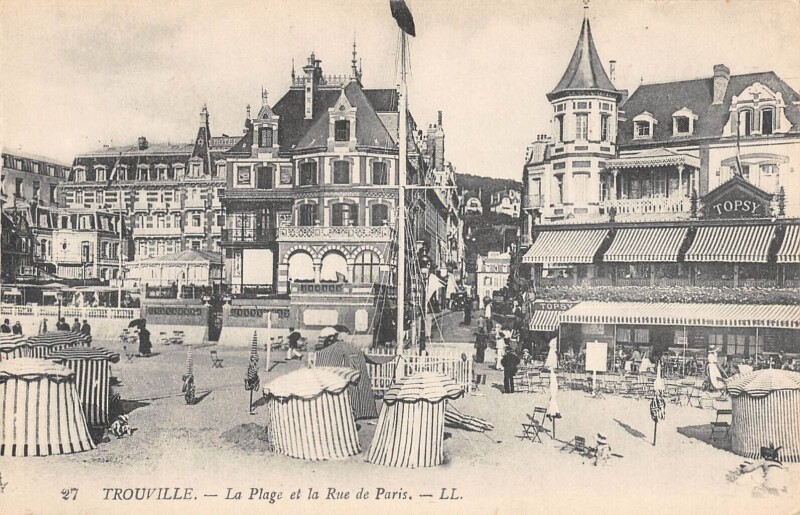 Carte postale ancienne Trouville La Plage Et La Rue De Paris