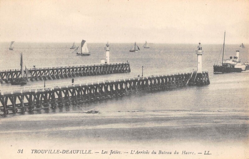 Carte postale ancienne Trouville Deauville Les Jetees Arrivee Du Bateau Du Havre à Deauville