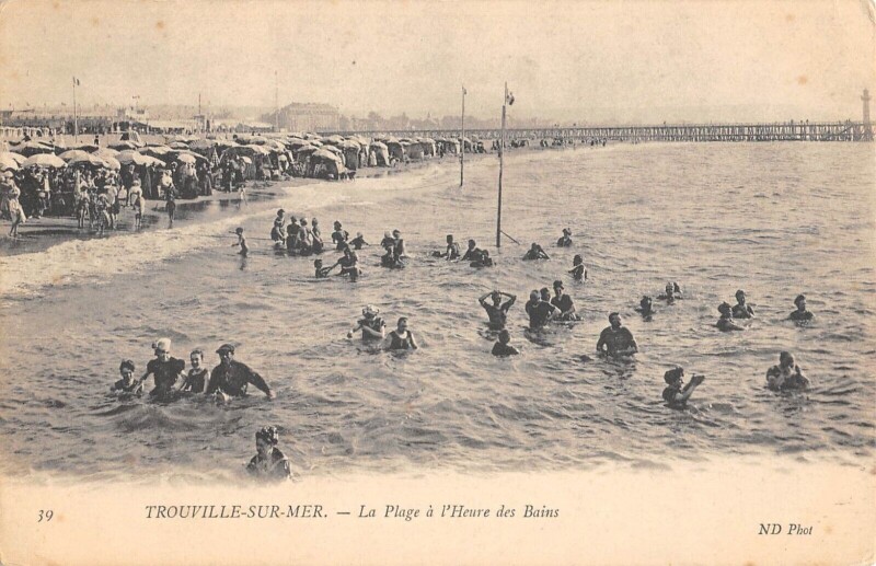 Carte postale ancienne Trouville Sur Mer La Plage A L'Heure Des Bains à Trouville-sur-Mer