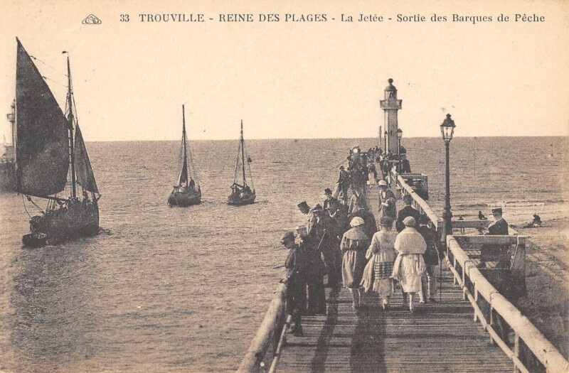 Carte postale ancienne Trouville La Jetee Sortie Des Barques De Peche