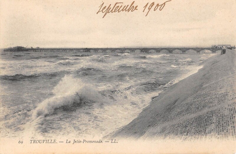 Carte postale ancienne Trouville La Jetee Promenade