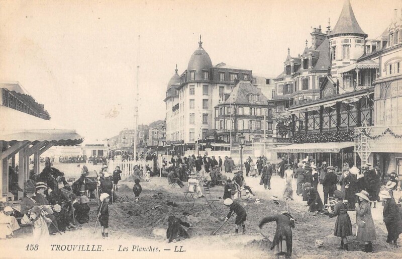 Carte postale ancienne Trouville Les Planches