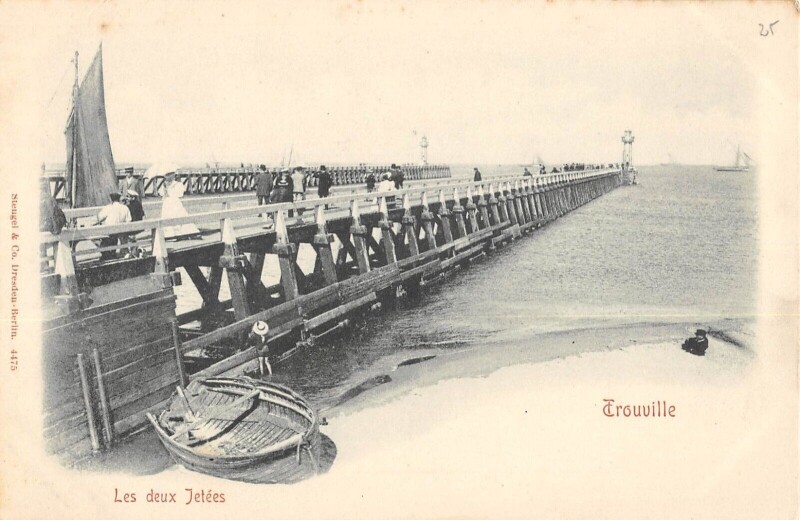 Carte postale ancienne Trouville Les Deux Jetees