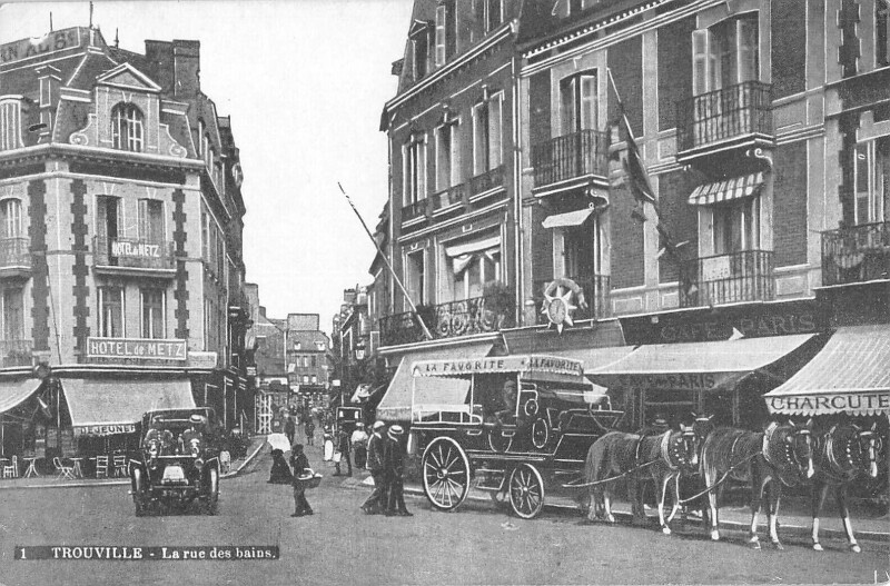 Carte postale ancienne Trouville La Rue Des Bains