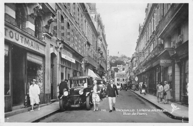 Carte postale ancienne Trouville La Rue De Paris