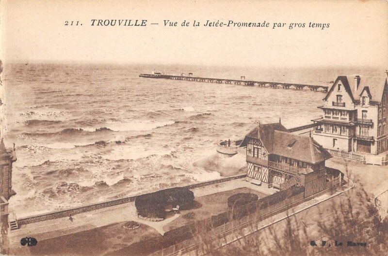 Carte postale ancienne Trouville Sur Mer Vue De La Jetee Promenade Par Gros Temps à Trouville-sur-Mer