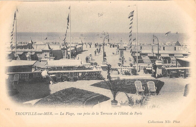 Carte postale ancienne Trouville Sur Mer La Plage Vue Prise De La Terrasse De L'Hotel De Paris à Trouville-sur-Mer