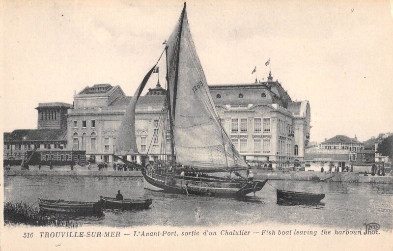 Carte postale ancienne Trouville Sur Mer L'Avant Port Sortie D'Un Chalutier à Trouville-sur-Mer