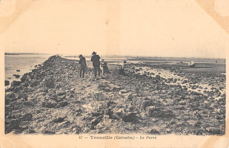 Carte postale ancienne Trouville Le Perre
