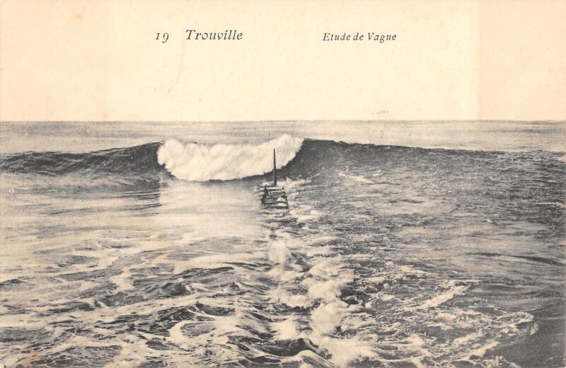 Carte postale ancienne Trouville Etude De Vagues