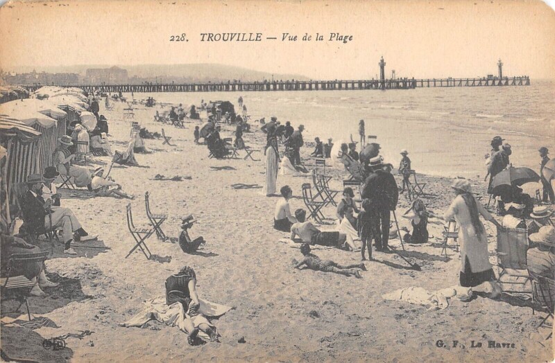 Carte postale ancienne Trouville Vue De La Plage