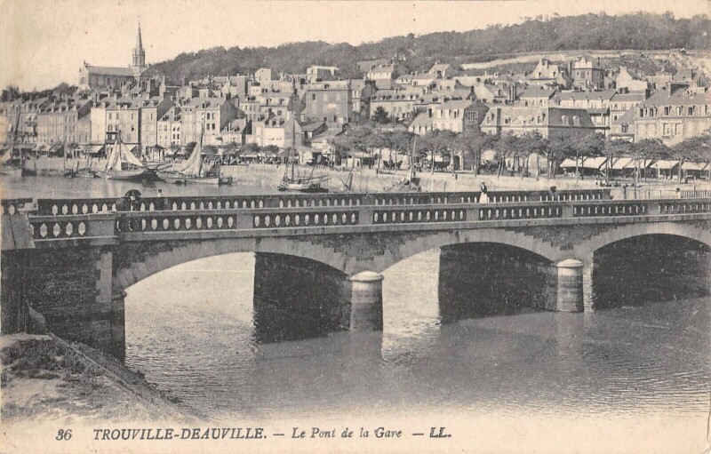 Carte postale ancienne Trouville Deauville Le Pont De La Gare à Deauville