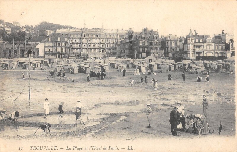Carte postale ancienne Trouville La Plage Et Hotel De Paris