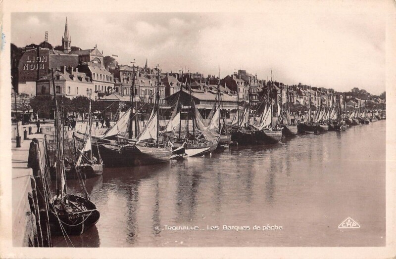 Carte postale ancienne Trouville Les Barques De Peche