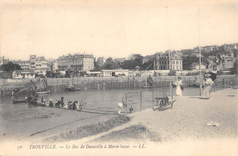 Carte postale ancienne Trouville Le Bac De Deauville A Maree Basse à Deauville