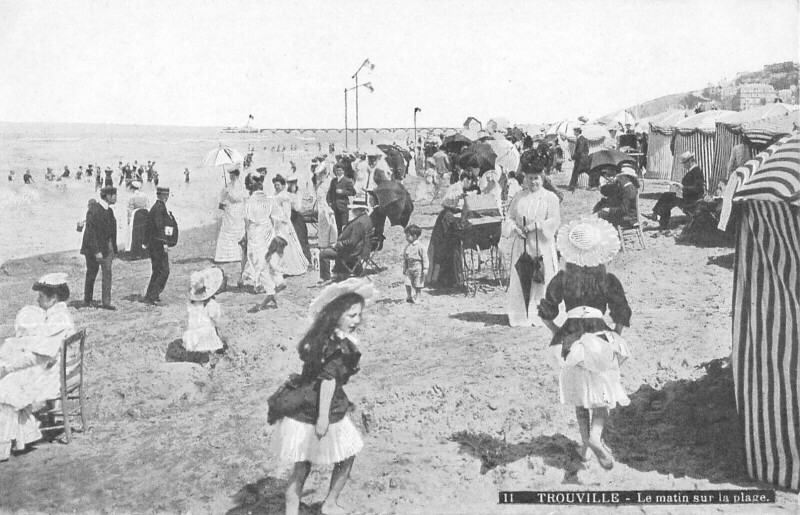 Carte postale ancienne Trouville Le Matin Sur La Plage