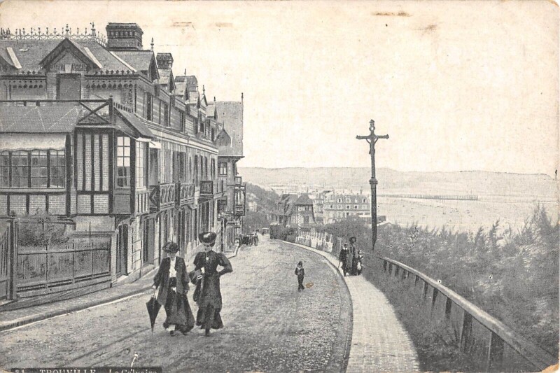 Carte postale ancienne Trouville Le Calvaire