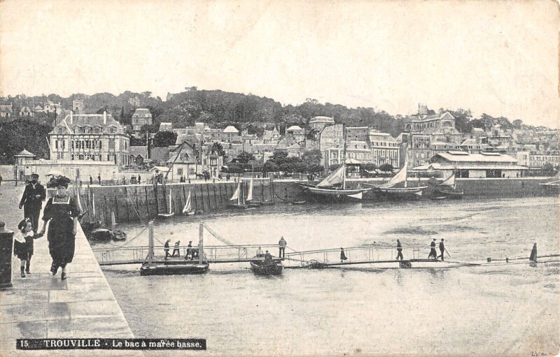 Carte postale ancienne Trouville Le Bac A Maree Basse
