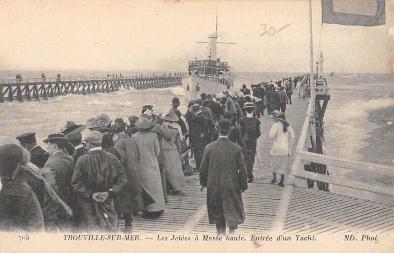 Carte postale ancienne Trouville Sur Mer Les Jetees A Maree Haute Entree D'Un Yacht à Trouville-sur-Mer