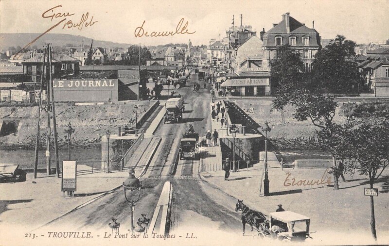 Carte postale ancienne Trouville Le Pont Sur La Touques à Touques
