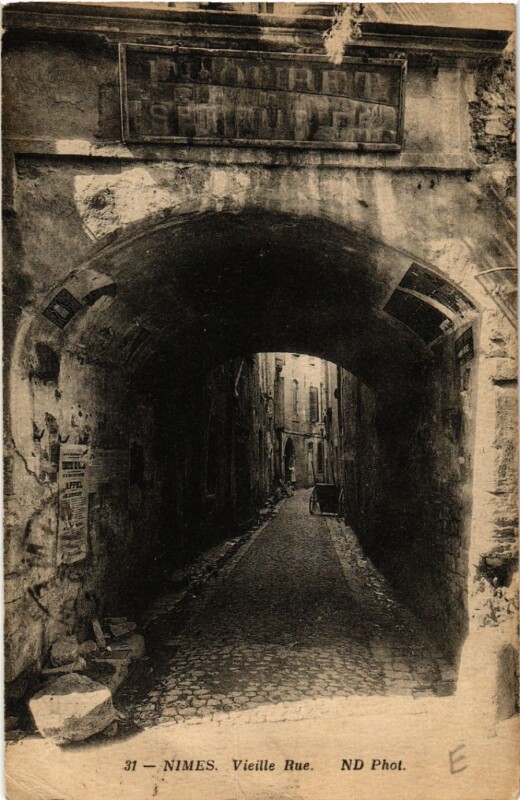 Carte postale ancienne Nimes - Vieille Rue à Nîmes