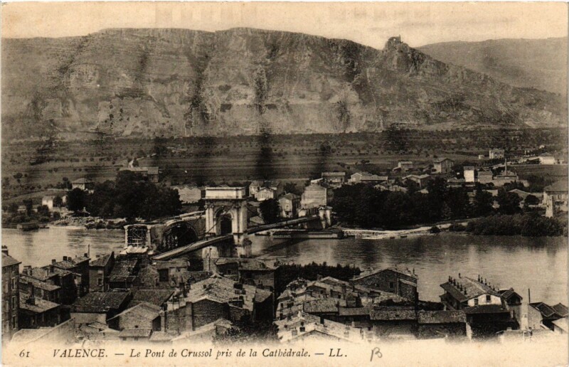 Carte postale ancienne Valence Le Pont de Crussol ris de la Catherale à Valence