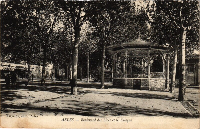 Carte postale ancienne Arles - Boulevard des Lices et le Kiosque à Arles