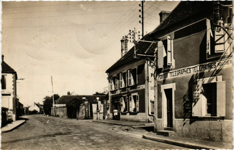 Carte postale ancienne Hôtel de la Poste et la Poste à Moutiers-au-Perche