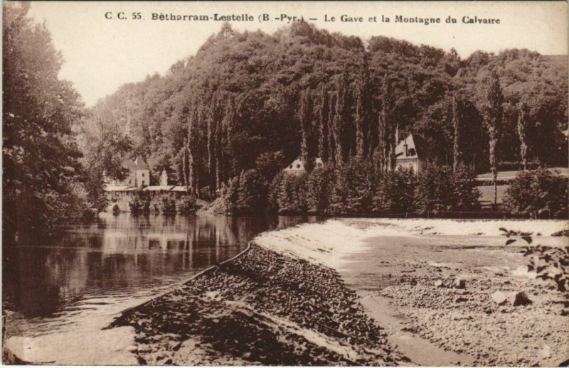 Carte postale ancienne Lestelle-Betharram Le Gave et la Montagne du Calvaire à Mont