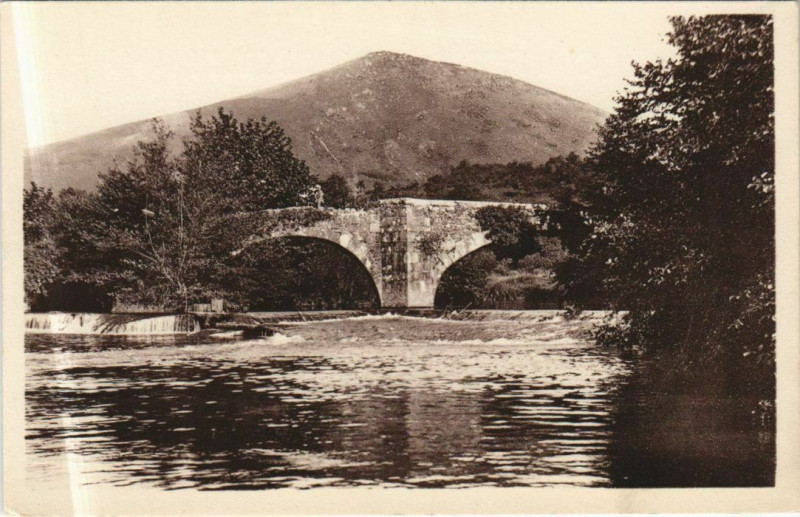 Carte postale ancienne Ascain Le Pont Romain sur la Nivelle à Ascain